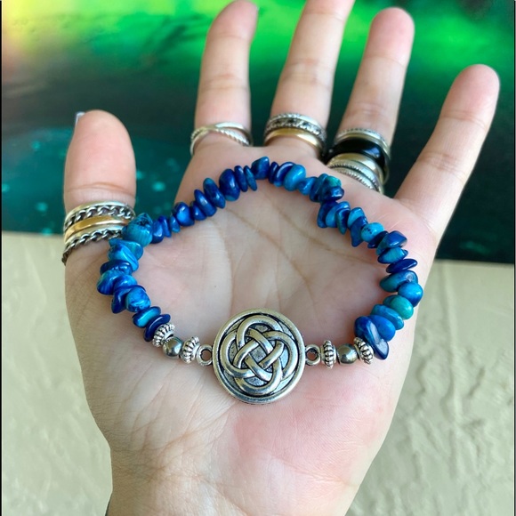 Blue coral chips & celtic knot coin charm bracelet - Picture 6 of 10